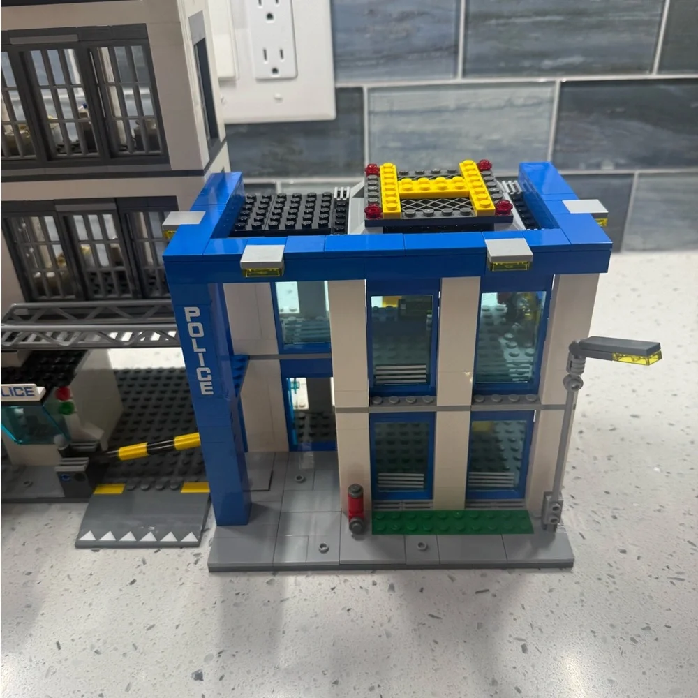 60047 LEGO City Police Station - Picture 6 of 16